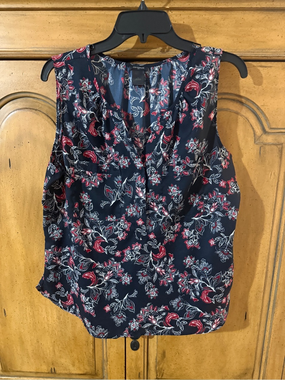 Ann Taylor-Sleeveless Navy Floral V-Neck Blouse with Red Accents